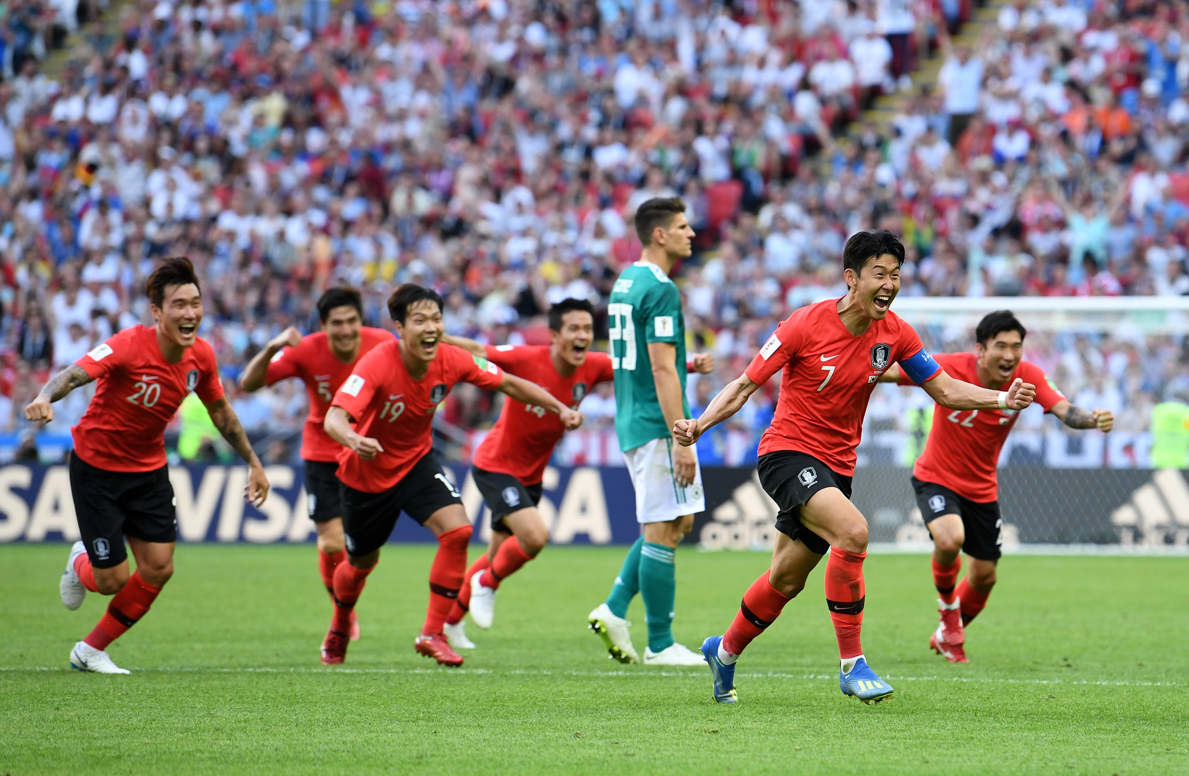 欧冠赛场精彩瞬间：皇马主场2-0取胜,